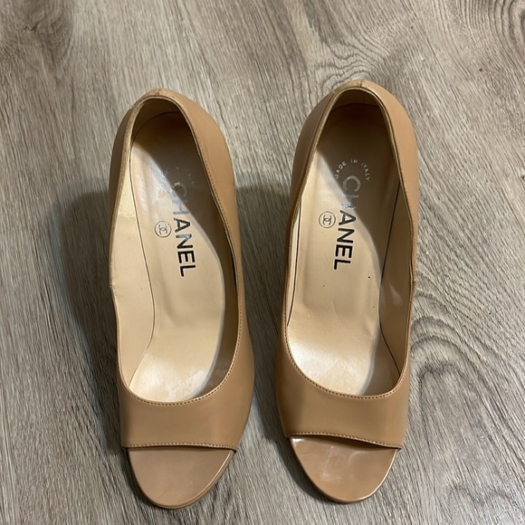 CHANEL BEIGE LEATHER PEEP TOE PLATFORM CORK CHAIN HEEL"CC" PUMPS HEELS 37 - Picture 4 of 8